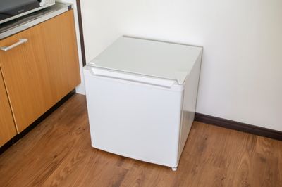 キッチンには自由にご利用いただける電子レンジ、冷蔵庫、電気ケトルがございます。 - 宮崎駅前レンタルスペース 【地域最安値】完全個室のワークスペース空間の設備の写真