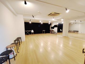 名駅から地下鉄一駅の伏見駅３分。栄も徒歩圏内の抜群立地。白い壁で明るくキレイ、オシャレで低価格、更衣室スペースも広く使いやすい。 - 多目的レンタルスペース　ダンススタジオ　スタジオLAZO