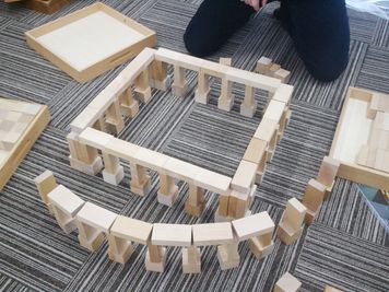 お子様向けのイベントや親子教室、自然体験や生産的な遊びを大切にしたい方にピッタリの場所です♪積み木のレンタルはなしでお話会などの利用のみももちろんOK♪ - レンタルスペース『 ふくろうの部屋 』 JR石川町すぐ！女性とお子様にも安心＆女性スタッフ駐在♪託児可の設備の写真