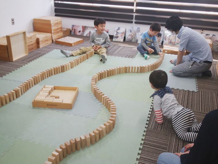 お子様も童具館の積み木で遊べるよ♪
大人が遊んでも夢中になる本格的な建築が可能な積み木はデートや会社のイベントにも最適！（※オプション料金） - レンタルルーム『 ふくろうの部屋 』 【20名以上利用】女性とお子様も安心して過ごせる広々スペースの室内の写真