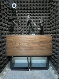 机は折り畳むことが出来るので、広々楽器の演奏などにもお使いいただけます。 - STUDIO WONDERの室内の写真