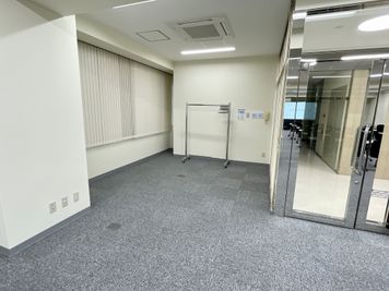 【会議室後方は広く空いているため、荷物置き場などにご活用いただけます】 - 【閉店】TIME SHARING 新富町 築地第一長岡ビル 【閉店】の室内の写真