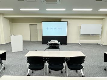 【会議室内のプロジェクター、司会台、ホワイトボードなどの備品は全て無料でお使いいただけます】 - 【閉店】TIME SHARING 新富町 築地第一長岡ビル 【閉店】の室内の写真