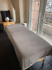 コンディショニングベッド（折りたたみ式） - パーソナルトレーニング施設「シシーズ」 個室トレーニング・パーソナルトレーニングスペースの室内の写真