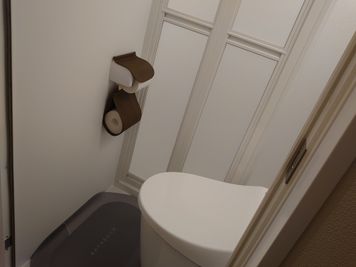 トイレは座ってご利用ください。 - アロマ・ド・クリエ上野 【上野駅近】直前予約・1日利用OK！マッサージ・指圧に最適！の設備の写真