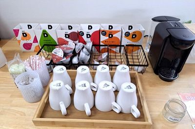 10種類のドリップコーヒー、紅茶、煎茶が無料で飲み放題です - GARAGE WASEDA コワーキングスペースドロップイン利用の設備の写真