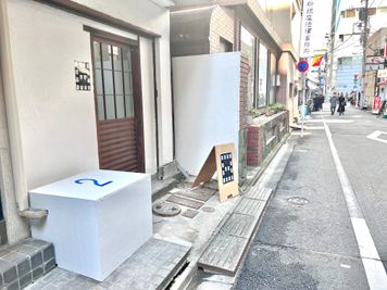 白壁のわかりやすい外観 - 2nen  【東銀座駅すぐの路面店舗】展示やイベント・ポップアップストアにの外観の写真