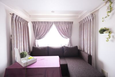 お客様用に、大きなソファとテーブル（ソファはベントにもなるサイズ） - レンタルスペース　Anne  エステスペースの室内の写真
