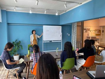 勉強会 - 北欧スタイルCOCOflap江坂 【御堂筋線江坂駅５分！２０名利用可能】完全個室レンタルスペースの室内の写真