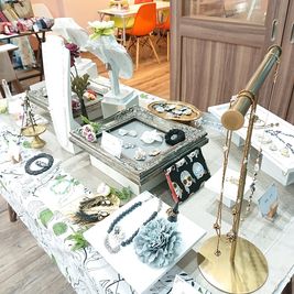 アクセサリー展示会 - 北欧スタイルCOCOflap江坂 【御堂筋線江坂駅５分！２０名利用可能】完全個室レンタルスペースの室内の写真