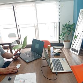 オンラインレッスン - 北欧スタイルCOCOflap江坂 【御堂筋線江坂駅５分！２０名利用可能】完全個室レンタルスペースの室内の写真