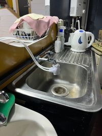 簡易キッチンには浄水器、電気ケトルあります。 - 柏市旭町レンタルルーム【全面赤ちゃんマット、大型鏡アリ】 多目的スペースの設備の写真