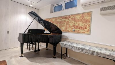 【大津市石山】アンネの音楽教室 【練習室B】演奏可能な多目的スペースの室内の写真