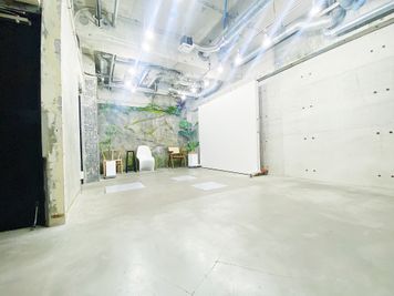 壁４面、高い天井のむき出し配管、大型移動式パネルなど映えスポットは無限大です。 - 《RIVERLD池袋スタジオ》の室内の写真