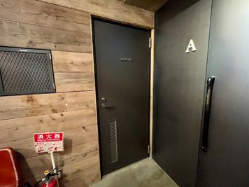 【廊下内・8A会議室の横には、他のお部屋と共用の男女共用トイレがございます】 - TIME SHARING 田町赤羽橋 8Bの室内の写真