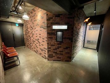 【共通扉を開けると、レンガ調のおしゃれな廊下があります】 - TIME SHARING 田町赤羽橋 8Bの室内の写真