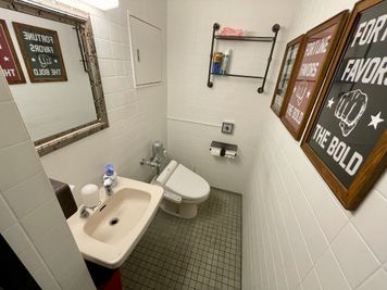 【共用廊下内：男女共用トイレ（個室×1）】 - TIME SHARING 田町赤羽橋 8Bの室内の写真