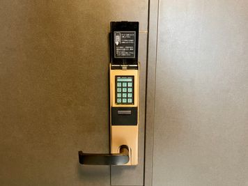 【共通扉のドアノブについているスマートロックを、予約完了メールに記載している番号で解除し、ご入室いただきます】 - TIME SHARING 田町赤羽橋 8Bの室内の写真