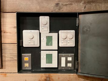 【空調・電気スイッチ ※各スイッチに部屋番号を書いていますので、他のお部屋を間違えて操作しないようお気をつけください】 - TIME SHARING 田町赤羽橋 8Bの室内の写真