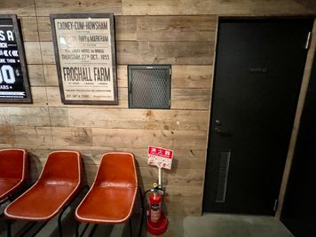 【会議室の空調リモコンは、廊下の共用トイレの横にある黒いパネルを開けるとあります】 - TIME SHARING 田町赤羽橋 8Bの室内の写真