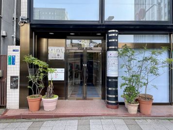 【「YODAビル」と表示があるガラスドアがビルの入口です】 - TIME SHARING 田町赤羽橋 8Bの室内の写真