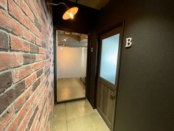 【「B」というアルファベットが目印です。会議室に鍵はついていないのでそのままご入室ください】 - TIME SHARING 田町赤羽橋 8Bの室内の写真