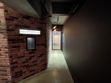 【右側の廊下を進むと「8B」会議室です】 - TIME SHARING 田町赤羽橋 8Bの室内の写真