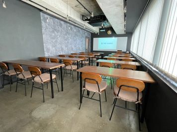 【室内の照明を消すと、プロジェクターの映像がさらに見やすいです】 - TIME SHARING 田町赤羽橋 8Bの室内の写真