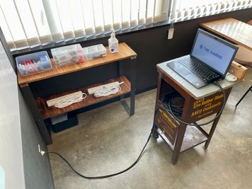 【プロジェクターへは、司会台に伸びているHDMIケーブルとお手持ちのPCを接続するだけで簡単に投影が出来ます】 - TIME SHARING 田町赤羽橋 8Bの室内の写真
