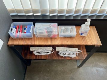 【司会台近くの備品棚には延長コードなどの細かい備品を設置しております】 - TIME SHARING 田町赤羽橋 8Bの室内の写真