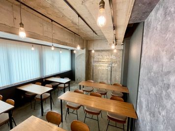 【むき出しの天井と、おしゃれな照明でかなりかっこいい内装です♪】 - TIME SHARING 田町赤羽橋 8Bの室内の写真