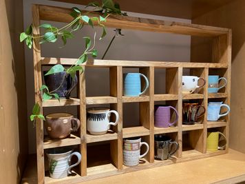 たくさんのマグカップから今日のマイマグを。 お気に入りのカップでちょっと豊かな時間。 - GARAGE MACHIDA 南大谷店 【就活オンラインブース】GARAGE MACHIDA個室（B席）の設備の写真