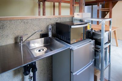 キッチンと冷蔵庫、電子レンジ - ヒガムコハウス レンタルスペース　の設備の写真