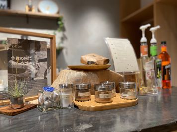 町田の焙煎士によるこだわりのコーヒー、フレー バーもあり、15種類のティー・ハーブティ、アイスドリンクも充実。 - GARAGE MACHIDA 南大谷店 町田フリードリンク付レンタル完全個室（A席）/駐車場無料の設備の写真