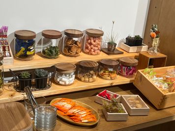 ドライフルーツ、ナッツ、クラッカー、スナック、 チョコレート、etc 様々なスナックが充実。 作業のお供に、お好きなだけ。 - GARAGE MACHIDA 南大谷店 町田フリードリンク付レンタル完全個室（A席）/駐車場無料の設備の写真