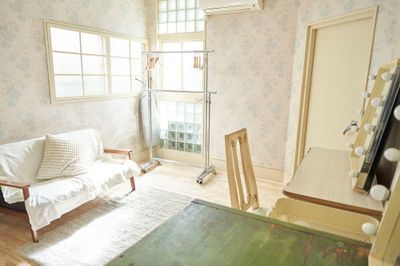 モデルさん演者さんがゆったり過ごせるようソファを設置しています。 - 下北沢の一軒家　スタジオレナードの室内の写真
