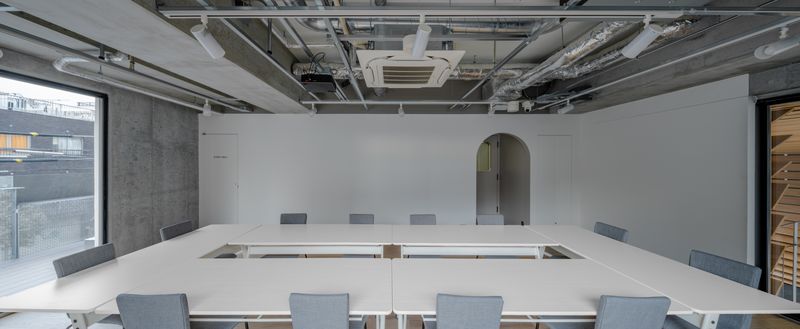 会議室全体 - ＆tenna(アンテナ） プロジェクター付きレンタルスペースの室内の写真