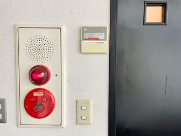 【室内に専用エアコンがあるので温度設定を自由に変更可能です。リモコンは入口入ってすぐ左の壁にございます】 - TIME SHARING 水道橋 三崎町TSビル 5Fの室内の写真
