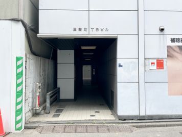 【「三崎町TSビル」という表示がビル入口の目印です】 - TIME SHARING 水道橋 三崎町TSビル 5Fの室内の写真