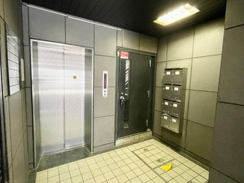 【ビル1階エレベーター前】 - TIME SHARING 水道橋 三崎町TSビル 5Fの室内の写真