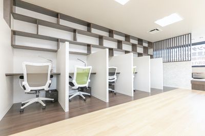 仕事や勉強に集中したい方向けの集中作業席 - コワーキングスペース＆レンタルスペース Pivot川西 【ドロップイン】コワーキングスペースの室内の写真