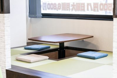 少人数の打ち合わせや作業されたい方向けの掘りごたつ席 - コワーキングスペース＆レンタルスペース Pivot川西 【ドロップイン】コワーキングスペースの室内の写真