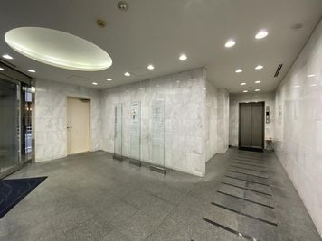 エントランスに入って奥のエレベーターで7階までお越しください。
 - ウィズスクエア・GLOXIA銀座店 Room１の室内の写真