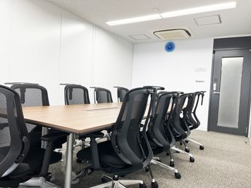 長時間の会議も快適にしていただけるOKAMURAのチェアです。 - ウィズスクエア・GLOXIA銀座店 Room１の室内の写真