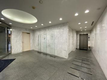 エントランスに入って奥のエレベーターで7階までお越しください。
 - ウィズスクエア・GLOXIA銀座店 Room 2の室内の写真