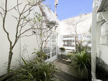 ビルの屋上に佇む、白壁と植物に囲まれた開放的なスタジオ - studio rauque（スタジオローク）