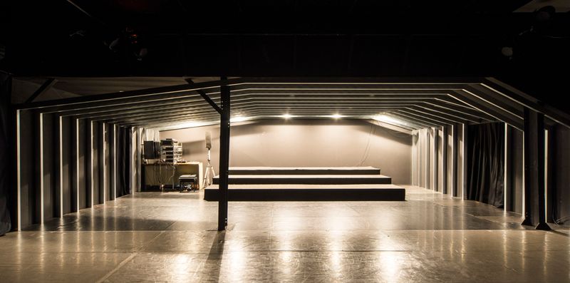 ステージから客席をみたとき - 劇団MMCスタジオ ダンス・演劇スタジオの室内の写真