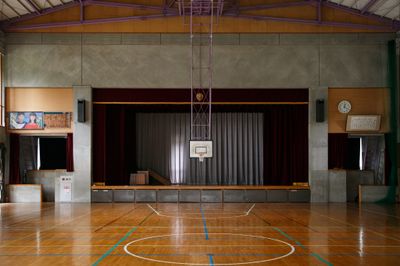 体育館も貸切。（全体サイズ：幅16m×奥行き24m）バスケ、フットサル、バドミントン、卓球のほか、運動会もできます。 - 仲間と泊まる学校　ちょうなん西小の設備の写真