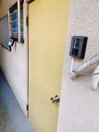黄色い扉が目印です♪ - レンタルサロンSLOW ルーム１ レンタルサロンSLOW ルーム1の入口の写真