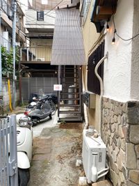 正面入り口を入って頂き、左側にありますコチラの階段を登って頂くと２階部分がレンタルサロンになります。 - レンタルサロンSLOW ルーム１ レンタルサロンSLOW ルーム1の外観の写真